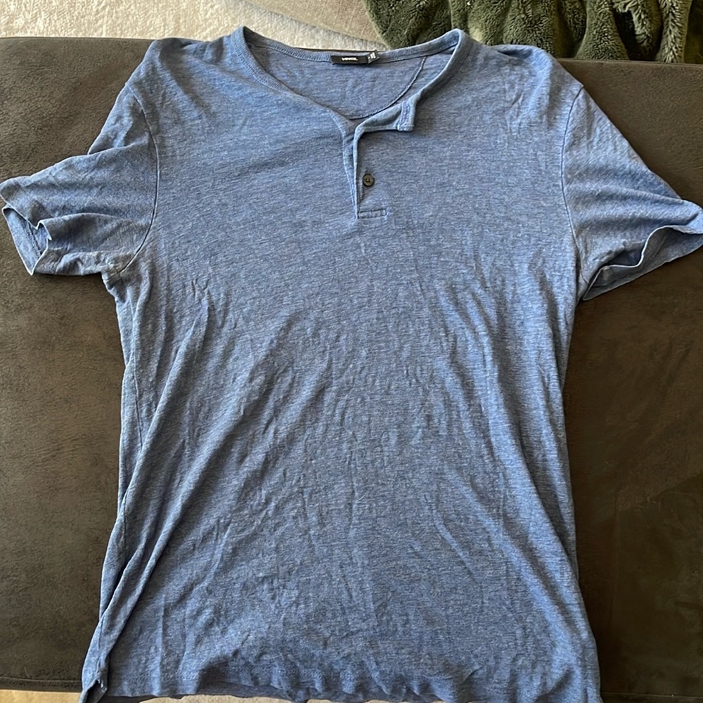 Men’s blue Vince tee
